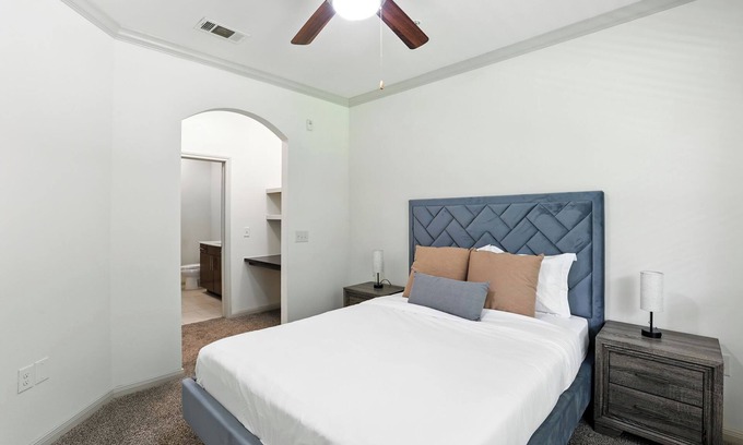 South Main Apartment | Regards At Med Center 163 I Comfy 2 Bed 2 Bath