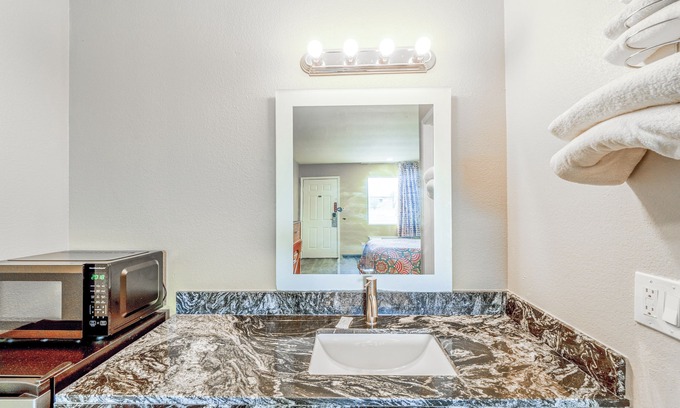 Rockdale Hotel | Regency Inn By OYO Rockdale TX