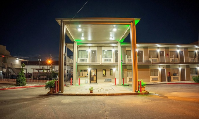 Bay City Hotel | Regency Inn & Suites By OYO Bay City TX