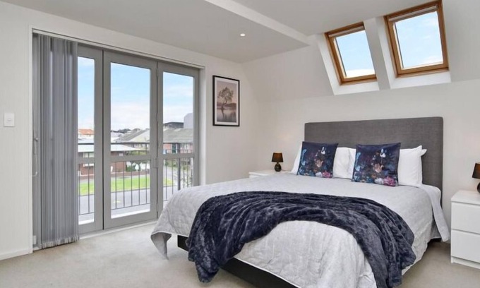 Riccarton House | Regents 94-Spacious stylish home