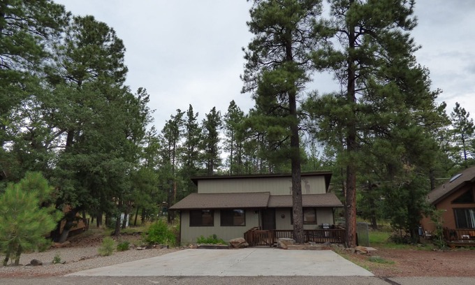 Munds Park Cabin | Reindeer Retreat- Great Home Base to Explore Flagstaff, Sedona, Grand Canyon