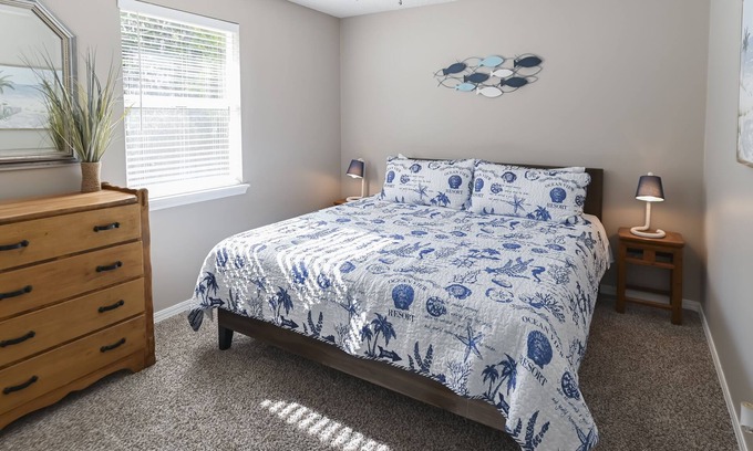 Girvin House | Relax at coastal home. King beds, huge backyard, office minutes to Beach & Mayo