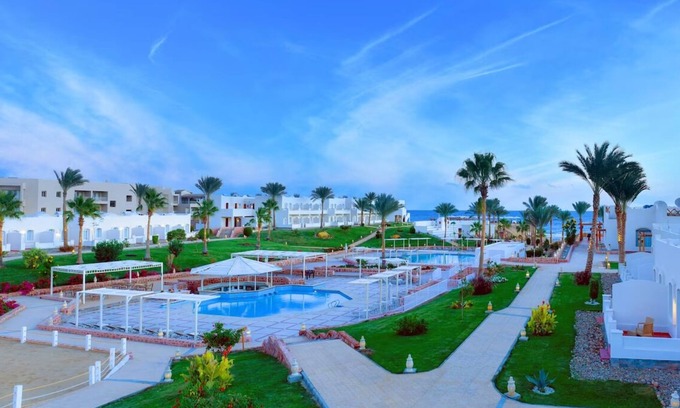 El Quseir Hotel | Relax in a Beachfront Resort w/Pools, Live Shows & Snorkeling l 3 Family Rooms