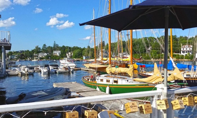 Pleasant River Cottage | Relax in Canada: a lakeside log cottage near Kejimkujik National Park.
