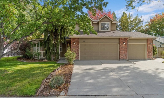 Eagle House | Relax in DOG-Friendly Modern Farmhouse Stye | A Stroll Away from Downtown Eagle! BBQ & Patio!