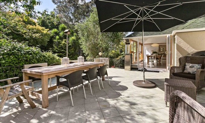 Epsom Villa | Relax moment at our 100 years old villa where time stopped.