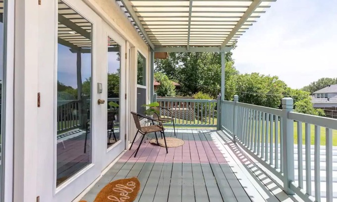 Grand Prairie House | Relax near thrills! Studio vacation home, just 6-min drive to Six Flags Over Tx