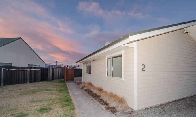 Twizel Cottage | Relax on Rata cottage 2