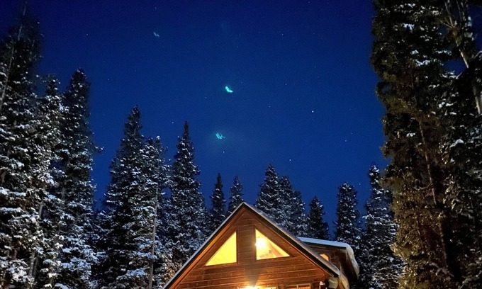 Valley of the Sun Cabin | Relax with Family, Friends and Dogs, in a Secluded 4b/3b Cabin in the Woods
