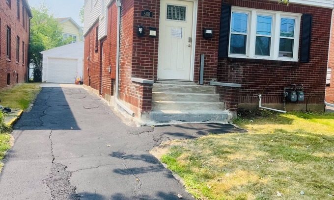 North Buffalo Apartment | Relax with Peaceful Superb 3-bedroom apartment 2Fl with AC in Tonawanda Town