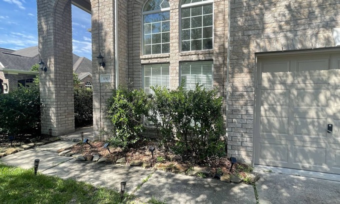 Spring House | Relax with the whole family at this peaceful lake view cozy home!