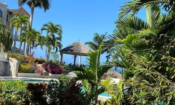 Ocho Rios Condo | Relax with us Casa de Columbus!n5- mins from the beach and other fun activities!