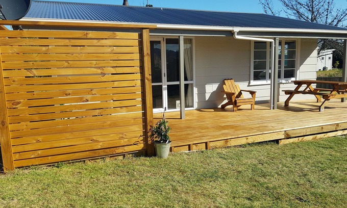 Foxton Beach Cottage | Relaxed Beach Retreat, mod family friendly bach quiet clean close to beach WIFI