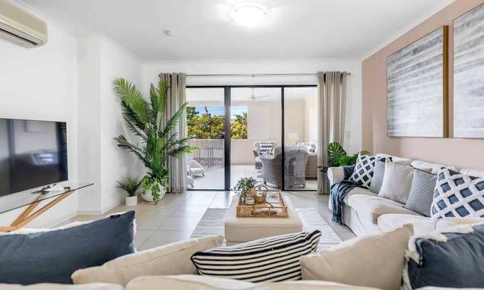 Cairns North Apartment | Relaxed Coastal Charm A Stylish Resort style Haven