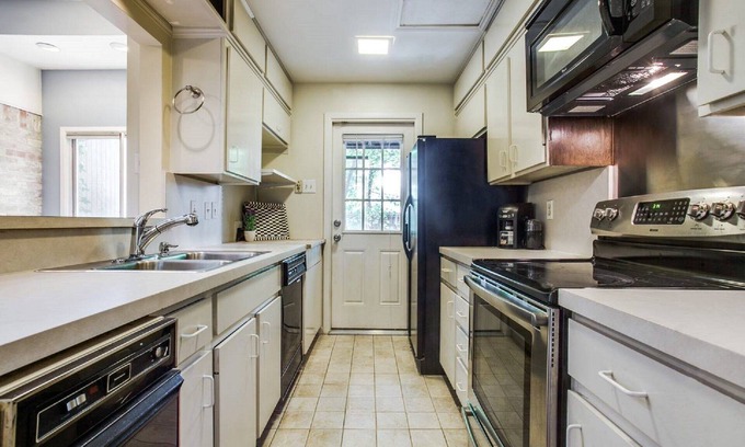 Oak Lawn House | Relaxed Uptown Dallas Townhouse : On Katy Trail near SMU