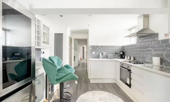 Uxbridge South Apartment | Relaxing 2-bedroom apartment with Hot Tub in Uxbridge