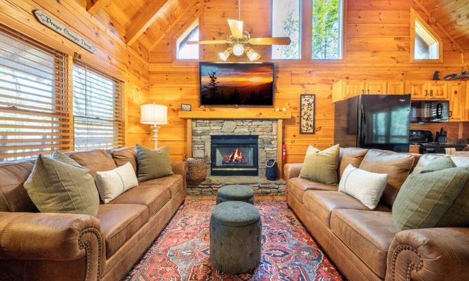 Pigeon Forge Cabin | *Relaxing 2BD Cabin w/HOT TUB! Games + Near TOWN*