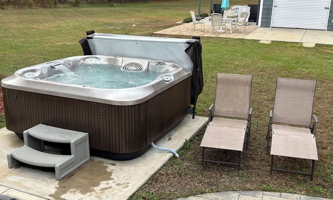 Sanford House | Relaxing and Cozy Ranch Style Home, private hot tub, pet friendly