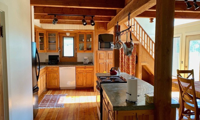 Emigrant House | Relaxing and Private Base to Explore Yellowstone National Park and SW Montana.