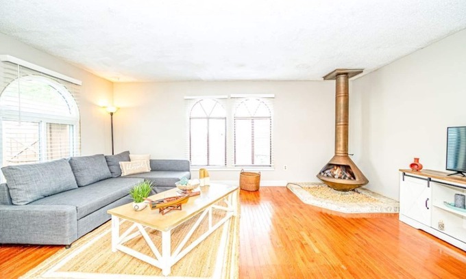 Southend House | Relaxing Beach House Close to CoveBeach. Pet Friendly. Looking for Winter Tenant