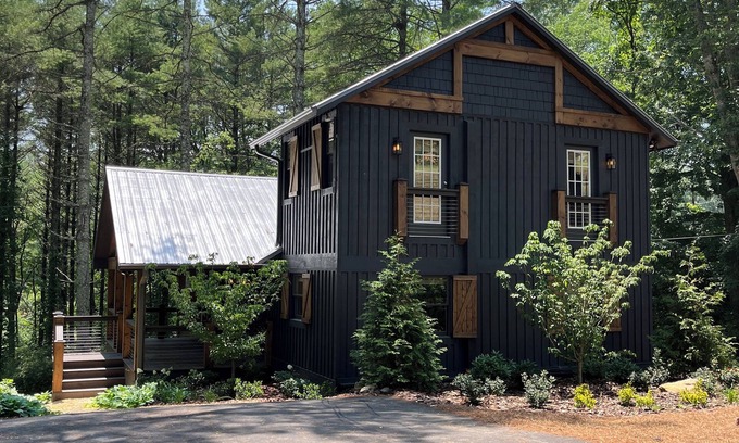 Cullowhee House | Relaxing Bright Mountain Getaway w/Hot tub - Newly Renovated Cashiers Area Home