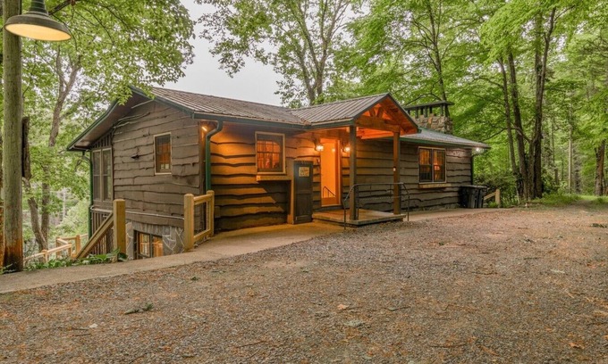 Raccoon Ridge Cabin | Relaxing cabin w/river views, hot tub, game and sun rooms. 15 min. to Blue Ridge