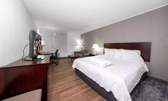 Carteret Hotel | Relaxing Carteret Getaway! Restaurant, Free Parking & Pet-friendly!