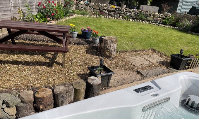 Alford House | Relaxing countryside home with stunning views and hot tub