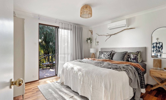 Preston Beach House | Relaxing Escape for couples, friends and family.