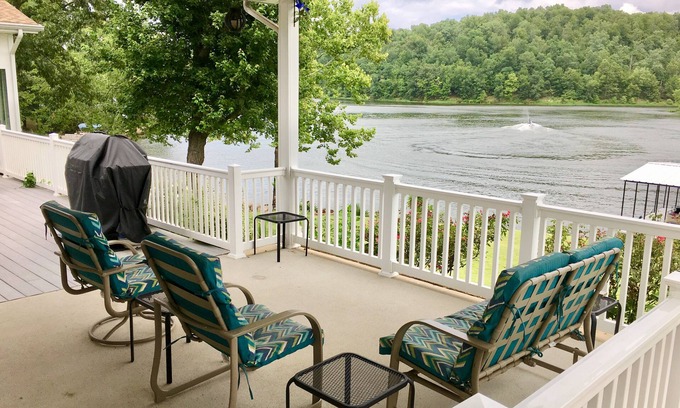 Goreville House | Relaxing escape or fishing getaway! Central location for hiking, wineries, fun
