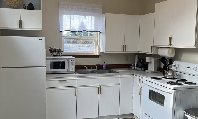 Longview Apartment | Relaxing Full Body Massage Chair Near Lake & Downtown