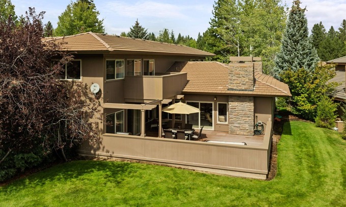 Broken Top House | Relaxing gem on the green! Hot tub! Double Suite!