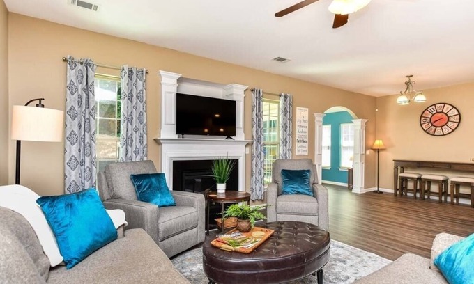 Greer House | Relaxing Greer 6BR/11bed home near dtown & GSP