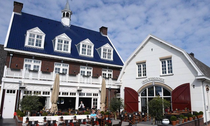 Municipality of Huizen Hotel | Relaxing Haven Near Tafelbergheide & Huizen Harbor | Local Dining & Landmarks
