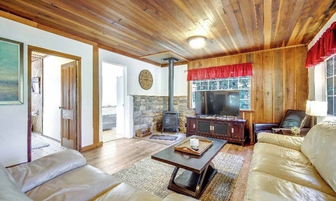Camp Meeker Cabin | Relaxing Hot Tub & Backyard for Lazy Days