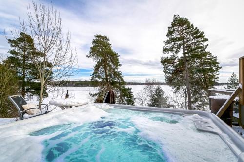 Upplands-Bro Municipality Villa | Relaxing Lake Oasis with Jacuzzi - Amazing view & Private Pier