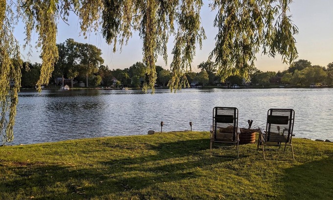 Oxford House | Relaxing Lakefront Cottage with Beautiful Views- 6 Kayaks + KING SIZE BED!