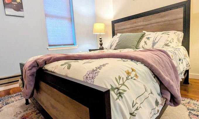 Cumberland Apartment | Relaxing Rustic Oasis - 6 min walk to Downtown! Cyclist Welcomed & Pet friendly!