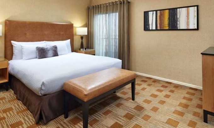 Beverly Grove Hotel | Relaxing Stay Minutes Away from The Grove - Wine & Cheese Hour