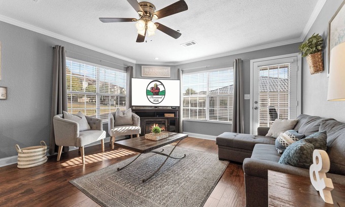 Table Rock Condo | Relaxing Walk-In Condo Community Pool Pet Friendly