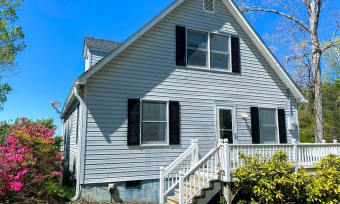 Roanoke Rapids House | Relaxing waterfront lakehouse on Lake Gaston and R&R Lake