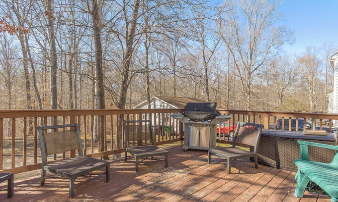 East Highland Park House | Relaxing wooded getaway and explore historic city with contemporary flair.