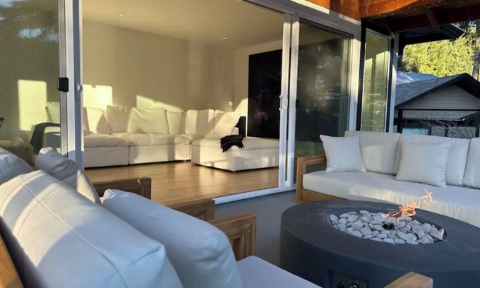 Youbou House | Relaxing Youbou lake house retreat w/hot tub + outdoor fire pit