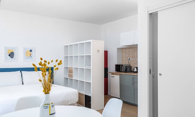 Porta Romana Condo | RELSTAY| Porta Romana | Large Studio