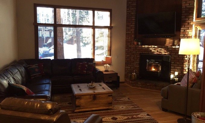 Mammoth Lakes House | REMODELED 2 BR + LOFT/2.25 BA in Mammoth Lakes - Woodlands Complex - Sleeps 8