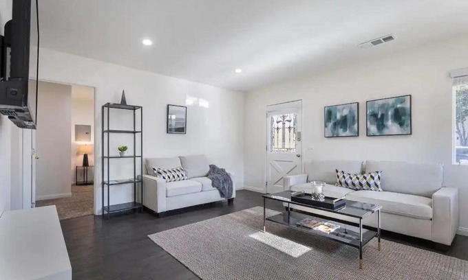 Inglewood House | Remodeled 4BR near SoFi, Forum, Hollywood, LA Live
