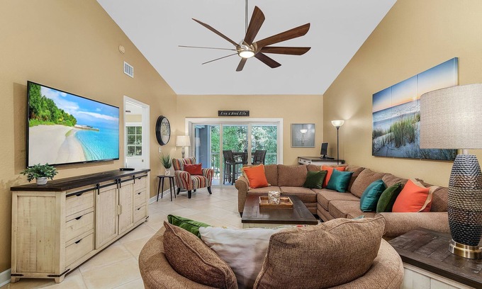 Pelican Bay Condo | Remodeled Condo Naples - In Neighborhood with Private Beach