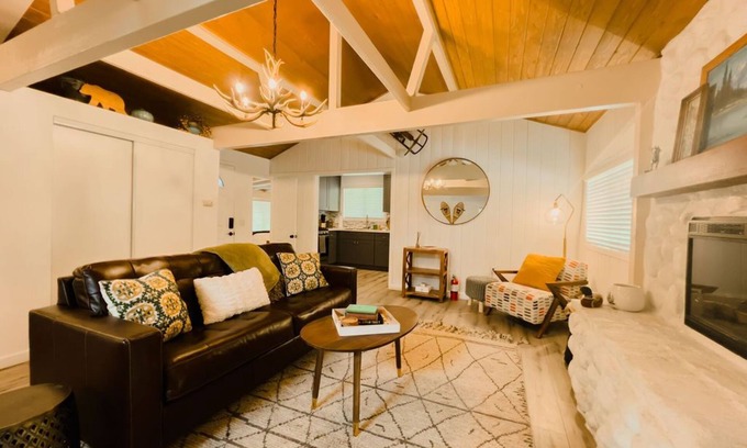 Crestline Cabin | Remodeled Crestline Cabin near Creek and Lake