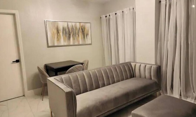Florida Center Apartment | Remodeled family-sized apartment close to restaurants and theme parks.