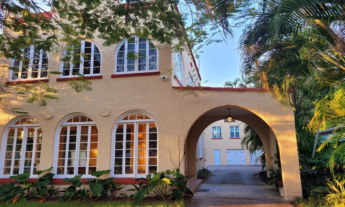 Ojus House | Remodeled historicn house - 9 min from the beach!
